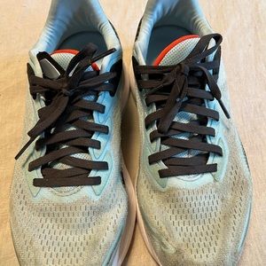 Women’s Saucony Endorphin tennis shoes 9.5